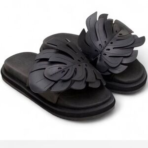FARM Rio Black Leaf-Accent Slide Sandals